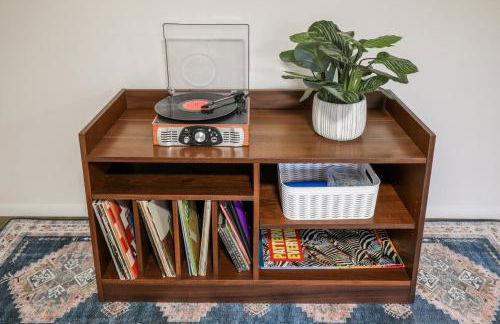 Central Location - 2 living spaces & covered patio! - Foto 15