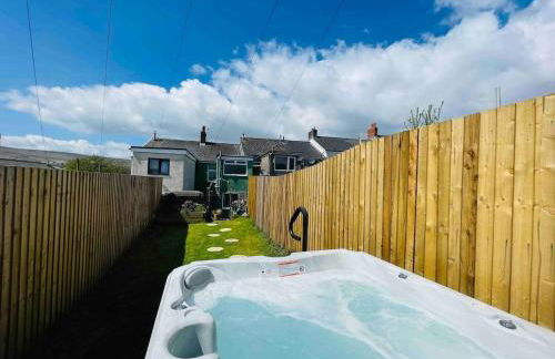 HOT TUB - Miners Cottage - edge of Brecon Beacons National Park - Heritage Town - Foto 1