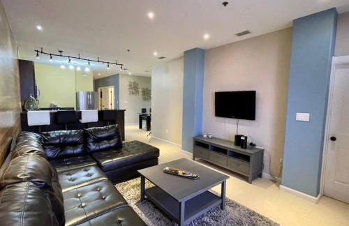 Luxury Condo with Pool and Jacuzzi - Photo 20