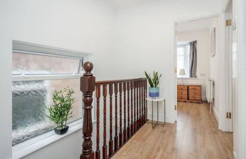 Lovely 4 Bedrooms House Near Romford Station With Parking - Foto 9