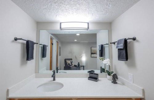 Luxuriously Contemporary Condo - Photo 32