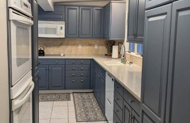 Walk to K-State, Sleeps 12, Pool Table, Hot Tub - Foto 19