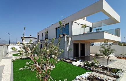 Chalet con piscina y jardín, no fumadores ni fiestas - Foto 1