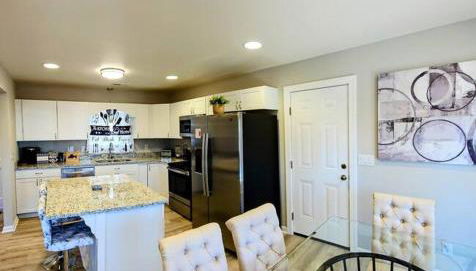 Chic Oasis: 3BR, 2BA, Private Deck - Photo 3