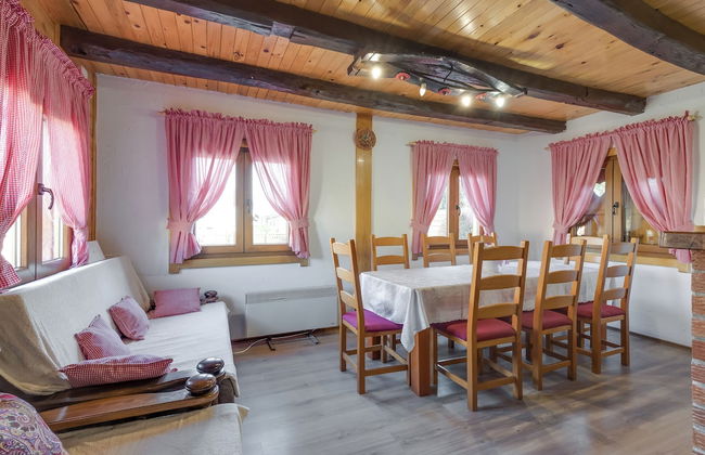 Rustic Cottage With Heated Pool - Photo 9