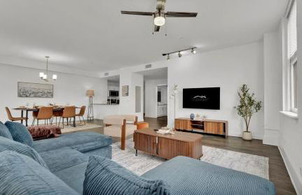 HEB703 Modern & Chic 2 Bedroom Condo Downtown Fort Worth, Free Parking, Walk to Convention Center - Foto 1