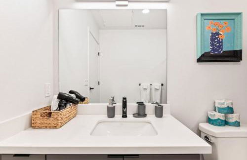 Modern Living, Stunning city views, 1Mile to Dodger Stadium - Photo 8