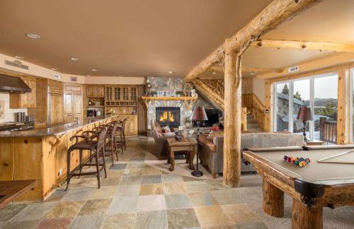 Big Bear Village View Haus is a large pet and kid friendly chalet with hot tub located a short walk to village - Foto 11