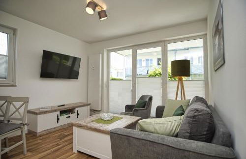 Terrasse, gratis Nutzung vom AHOI Erlebnisbad und Sauna in Sellin - Villa Karola FeWo 02 - Foto 8