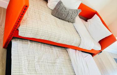 Superb location steps to DT and UT - Foto 23