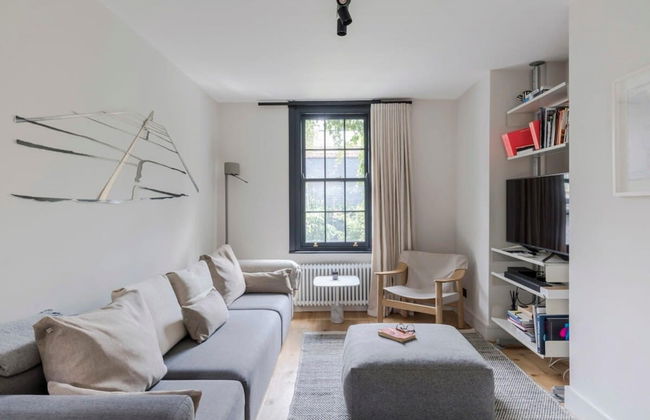 Stylish Georgian Townhouse w Sun Terrace Garden - Photo 7