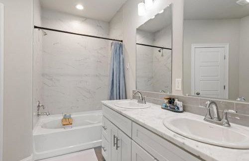 NEW Youngsville Escape KING Beds Cajun Luxury WiFi - Foto 8