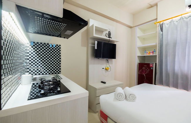 Studio at Green Pramuka City Serene Apartment Living By Travelio - Foto 7