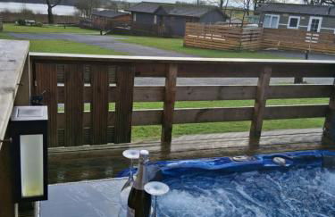 Redwood lodge with luxury hot tub at Three lochs holiday park - Foto 8