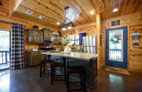 Hickory Bear - Cabin surrounded by pines, Sleeps 10, Hot Tub, Fire Pit, Arcade, Foosball Table & Deck Slide - Photo 14