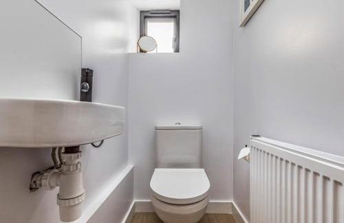 Delightful 2 Bed House a Stones Throw From Beach - Pass the Keys - Photo 44