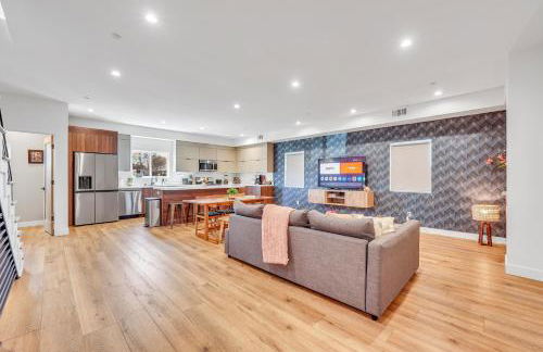 Luxurious Townhome W/3 Master Suites gated Parking - Photo 18