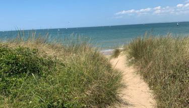 VILLA 600m de la plage calme Location possible à partir de 3 nuitées, pouvant accueillir 6-8 pers Activités nautiques randonnée vélo pêche golf casinos - Foto 2