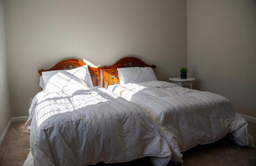 Charming 3 Bedroom Home with Spacious Living and Convenient to Shopping & Interstate - Foto 4