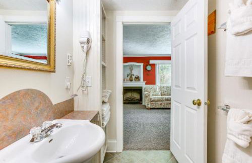 Relax Fireside! Frankfort Apt Near Dtwn and Beaches - Photo 16