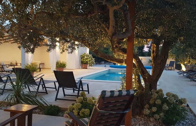 Secluded Oasis With Pool, Outdoor Kitchen, & Landscaped Terraces - Foto 25