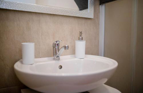 Apartments by the Beach with Pool and Lounge Beds - Miral Apartments - Foto 40
