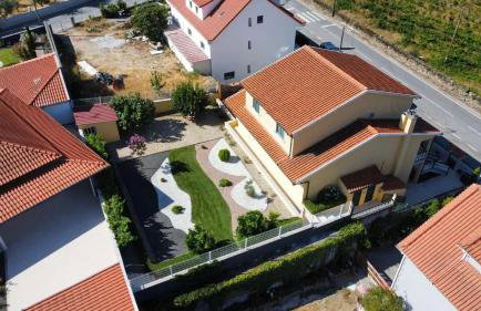 Charming House in Cortiçada with Balcony and Mountain View - Foto 31
