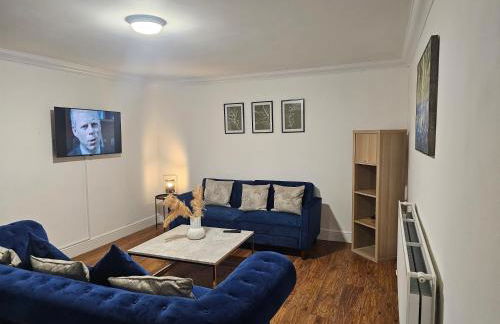 Stylish & Cosy Home in Bridgend with free parking - Photo 34