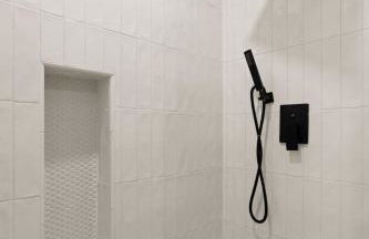 Spacious Modern Home with Rooftop & Private Backyard - Foto 41