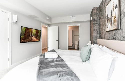 Posh 2BR Retreat Gym, Prkng and Scenic Rooftop - Photo 16