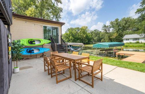 Entire Home on the water, 2 kayaks, Game room, Firepit, BBQ grill, Netflix WiFi - Foto 1