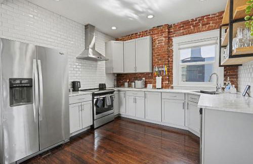 5-Bedroom Victorian Home Private Yard Sleeps 10 - Photo 7