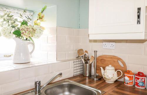 Pat White's Cottage - Photo 10