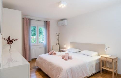 Villa Eleona with private pool and garden - Photo 24