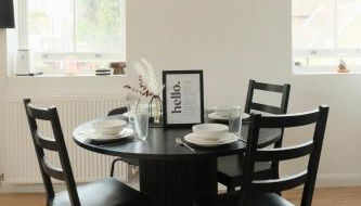 Amanah Properties - Stylish Retreat for Friends & Families Zone 1 Sleeps 5 - Foto 3