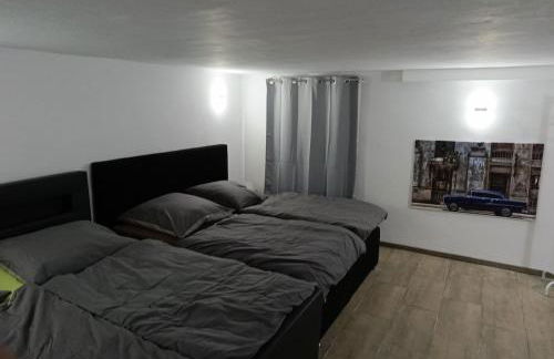 100 qm Apartment,WLAN, TV free Parking,24 h check-in, ,full kitchen,Untergeschoss ,3 Schlafzimmer -Wohnzimmer integriert - Foto 13