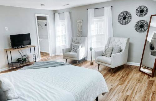 Large 4 Bedroom Home Close to Airport and IX Center - Foto 31