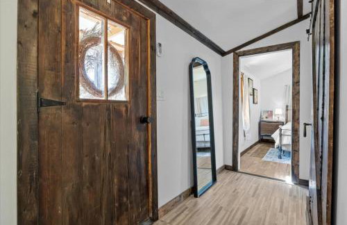 The Heartwood Hideaway-Charming Cabin Getaway-Trails, Creek, and Starry Nights - Foto 79