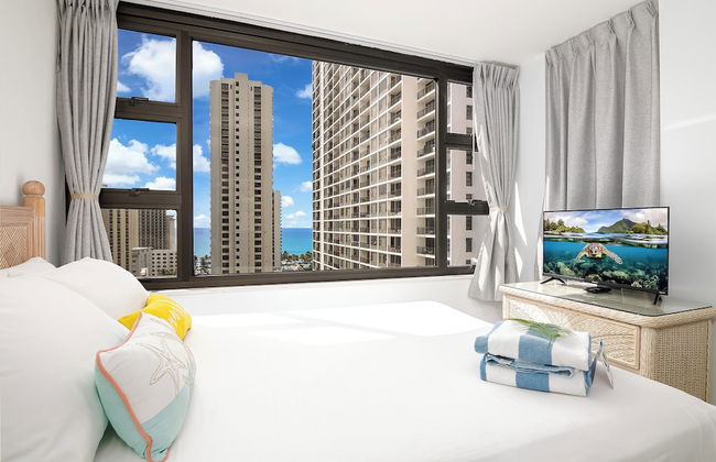 Partial Ocean View Condo with 2 Beds and Parking - Foto 10