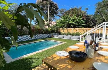 Super stylish 4 BR Home Steps from the Fun - Foto 1