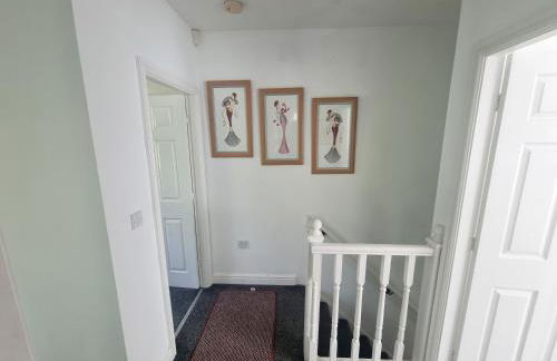 3 Bedroom House Perfect for Family Work Stays Easy Access to Manchester Oldham - Foto 16