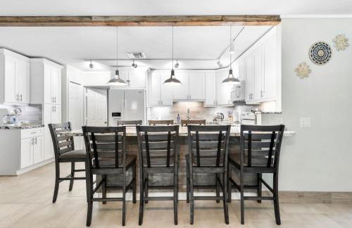 Boho Tiki Villa w Heated Saltwater Pool, King Beds & 6TVs - Photo 21