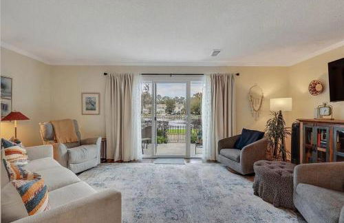 Relaxing Lakeview Stay Near Beach w Pool - Foto 1