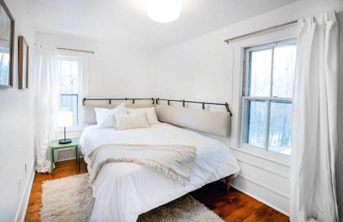 The Swiss Hill Farmhouse - 5 Bedrooms w Hot Tub - Foto 35