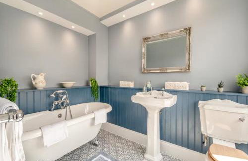 Riverside Georgian House with Hot Tub, Sauna & Parking - Foto 20