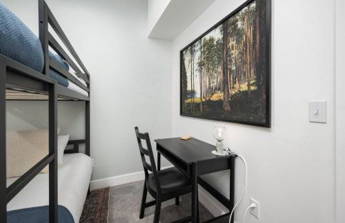 Light-Filled Modern Flat Near 25th Street Fun - Photo 17