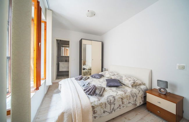 M & J Central Suites - Photo 17