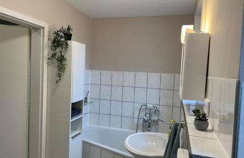 Geräumiges Haus mit viel Platz, Garten und den Parkplätzen - Foto 4