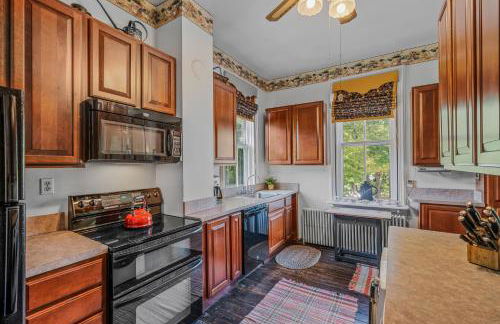 The Manor - Historic Mansion, Wifi, Covered Porch, Screen Porch, King Bed, Walk to Spas, Shops & Restaurants - Foto 31