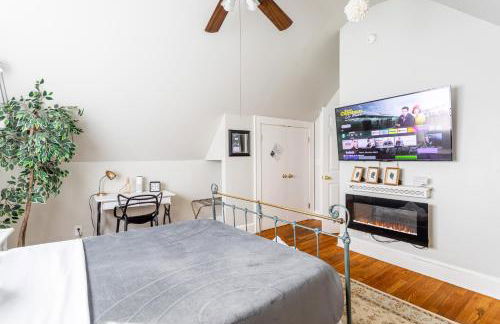 Charming 2BR Getaway with Modern Comforts - Foto 68